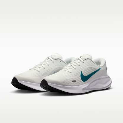 Nike Journey Run Straßenlaufschuh (Herren) – Summit White/Schwarz/Metallic Silver/Bright Spruce