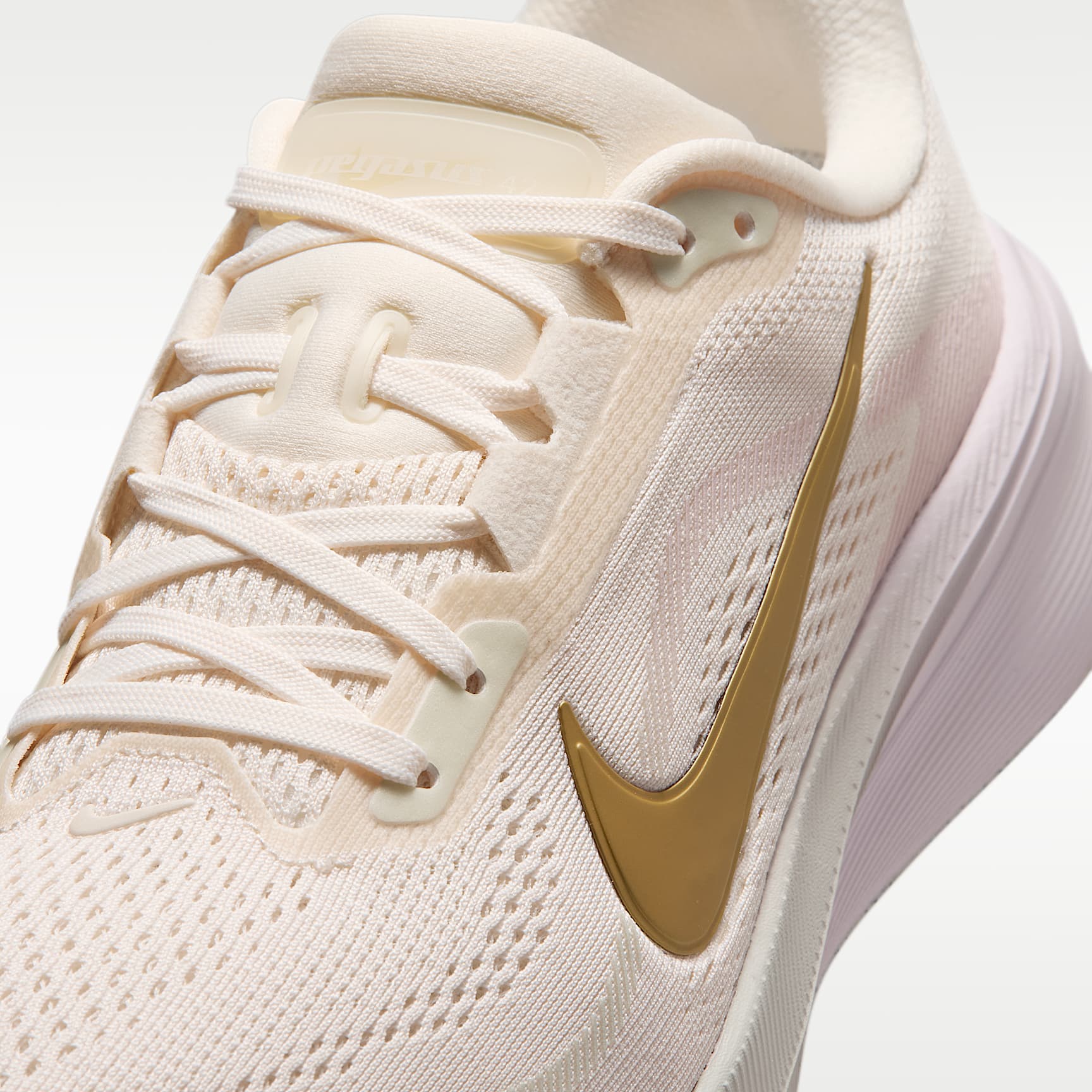 Nike Pegasus 42 Straßenlaufschuh (Damen) – Chalk/Spruce Aura/Bleached Lilac/Metallic Gold