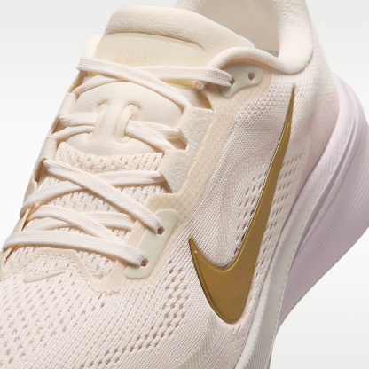 Nike Pegasus 42 Straßenlaufschuh (Damen) – Chalk/Spruce Aura/Bleached Lilac/Metallic Gold