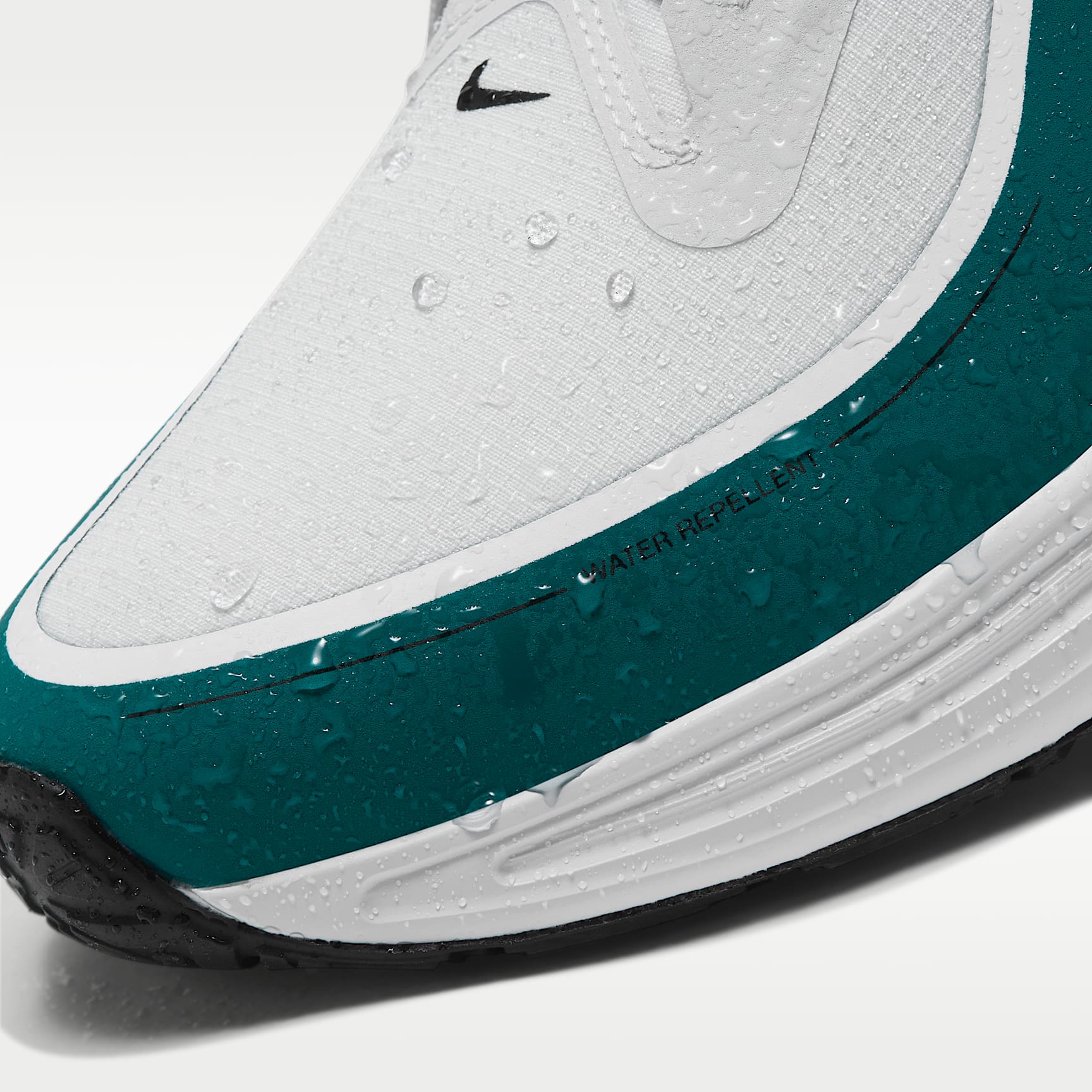 Nike Revolution 8 Utility Straßenlaufschuh (Herren) – Off White/Bright Spruce/Metallic Silver/Schwarz