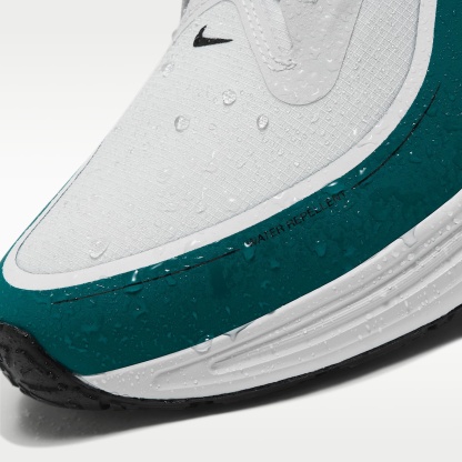 Nike Revolution 8 Utility Straßenlaufschuh (Herren) – Off White/Bright Spruce/Metallic Silver/Schwarz