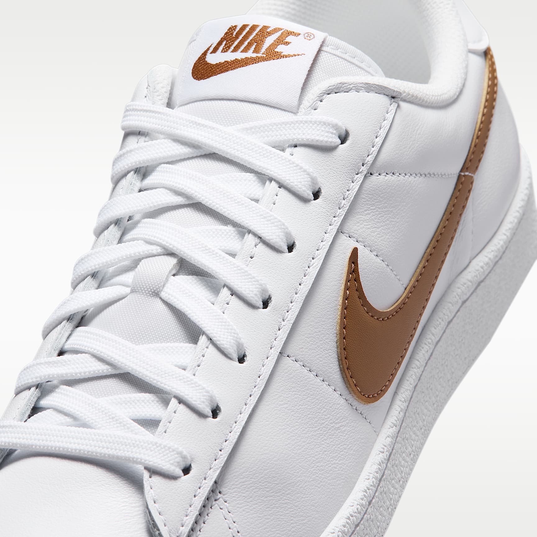 Nike Tennis Classic Damenschuh – Weiß/Weiß/Light British Tan