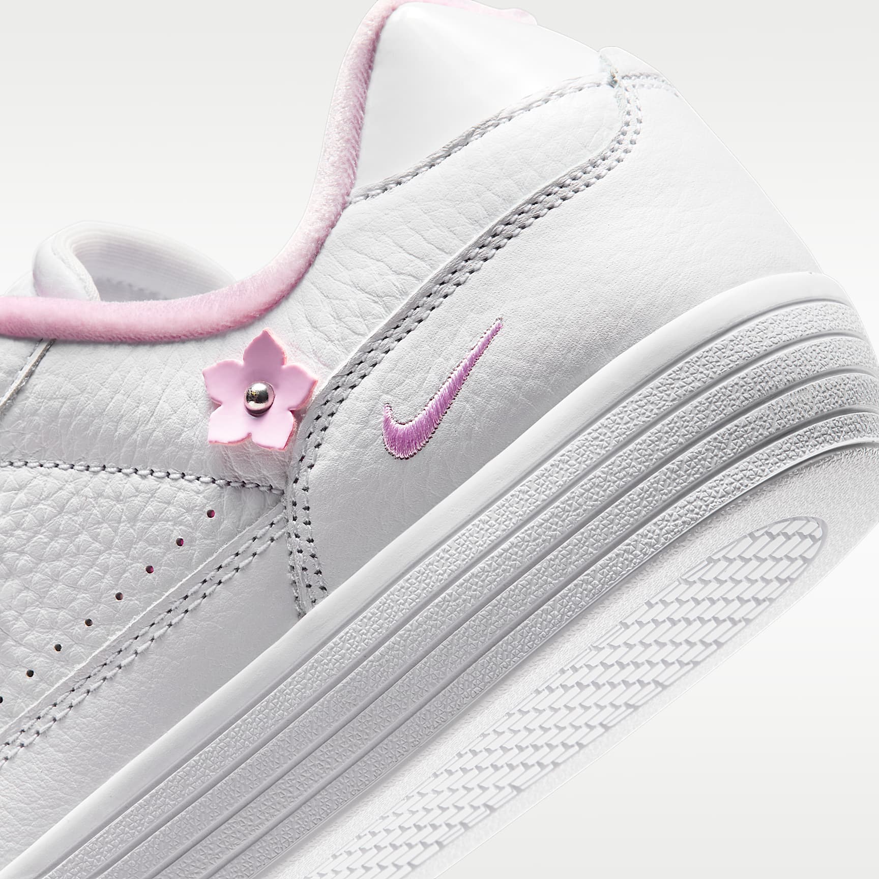 Nike Tennis Centre "Florette" Schuh (Damen) – Weiß/Bleached Lilac/Metallic Silver/Pink Rise