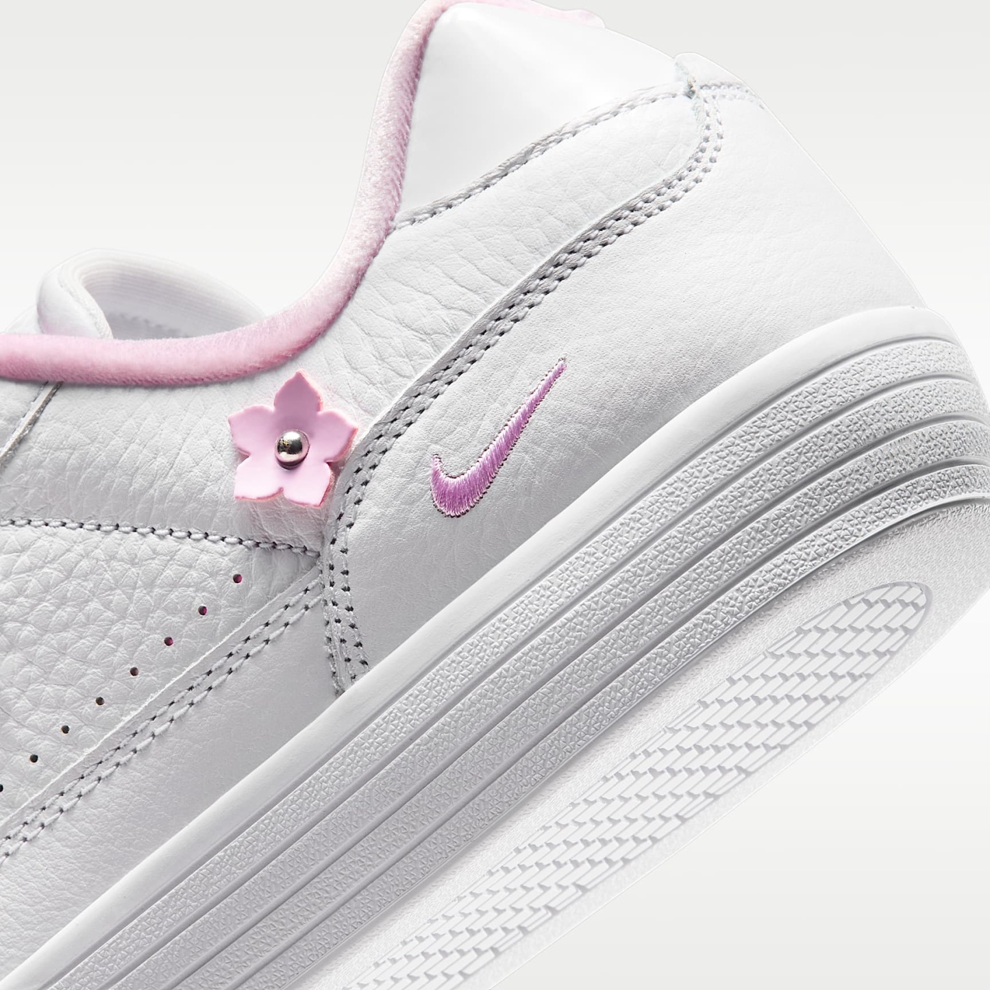 Nike Tennis Centre "Florette" Schuh (Damen) – Weiß/Bleached Lilac/Metallic Silver/Pink Rise