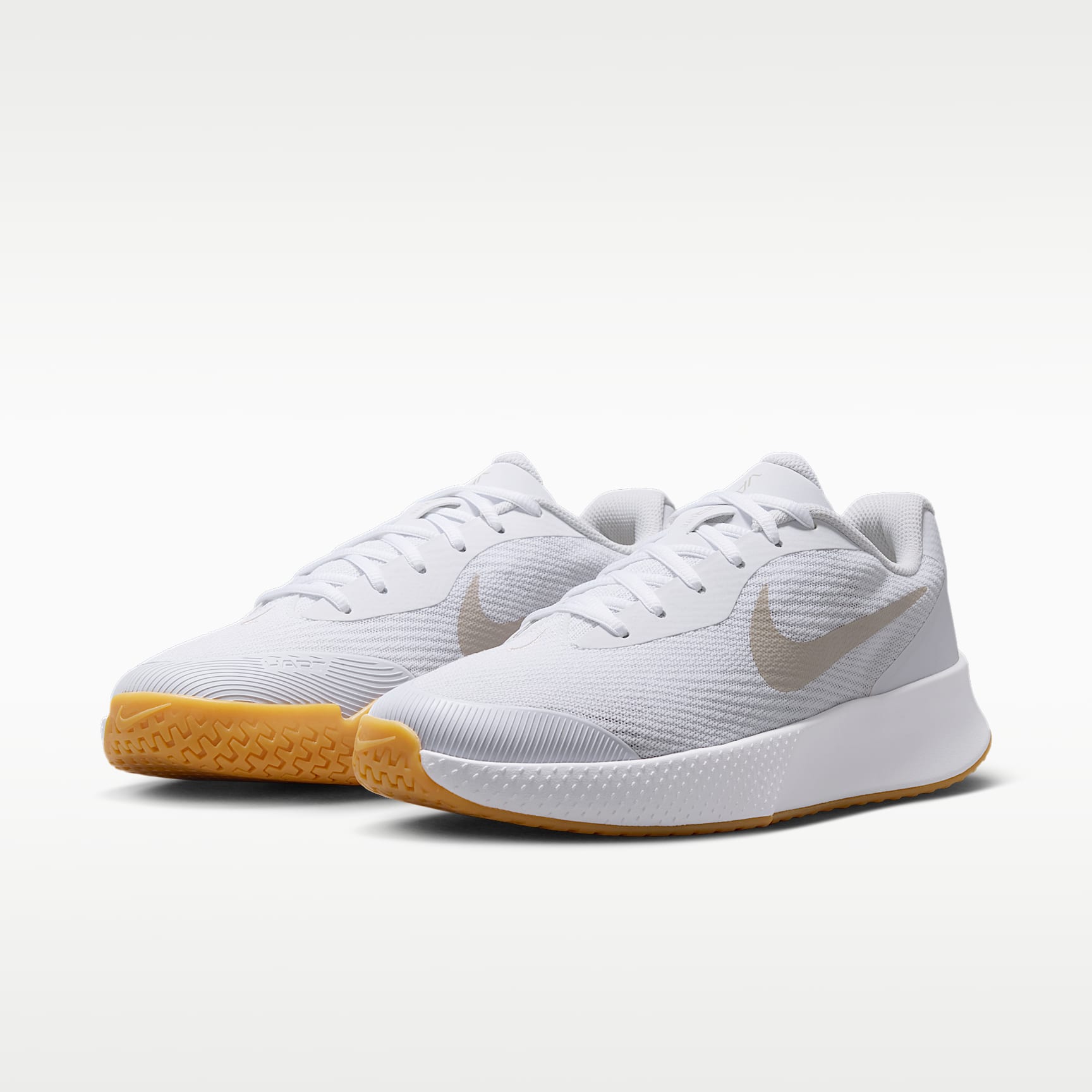 Nike Vapor Lite 3 Tennisschuh für Hartplätze (Damen) – Weiß/Summit White/Gum Yellow/Light Orewood Brown