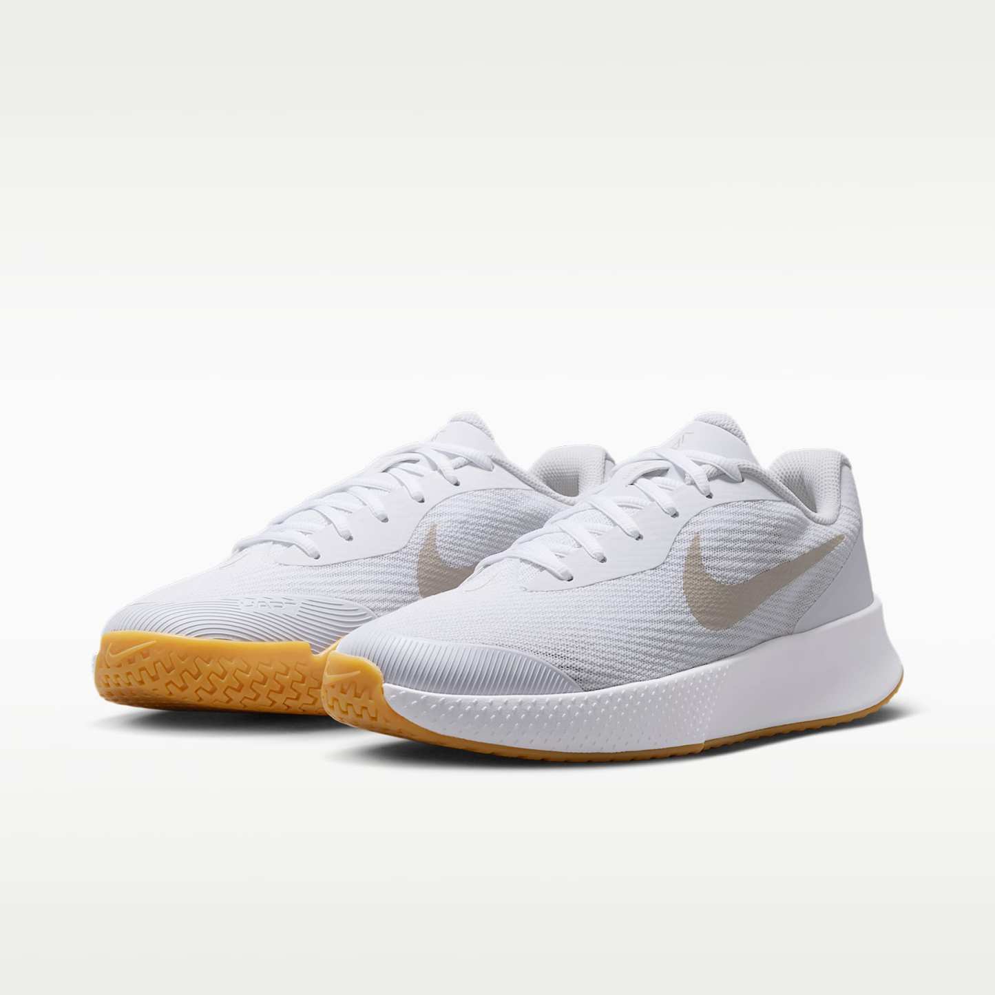 Nike Vapor Lite 3 Tennisschuh für Hartplätze (Damen) – Weiß/Summit White/Gum Yellow/Light Orewood Brown