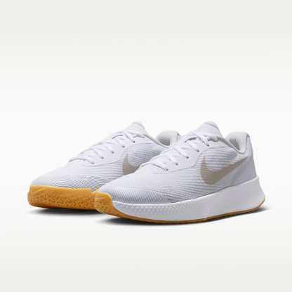 Nike Vapor Lite 3 Tennisschuh für Hartplätze (Damen) – Weiß/Summit White/Gum Yellow/Light Orewood Brown