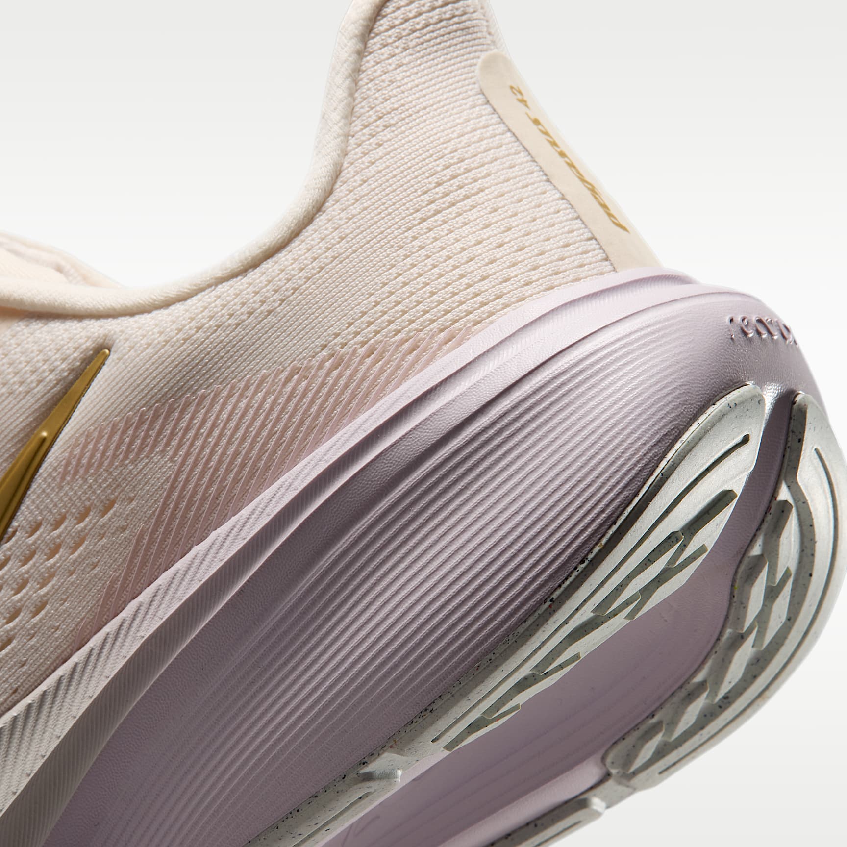 Nike Pegasus 42 Straßenlaufschuh (Damen) – Chalk/Spruce Aura/Bleached Lilac/Metallic Gold
