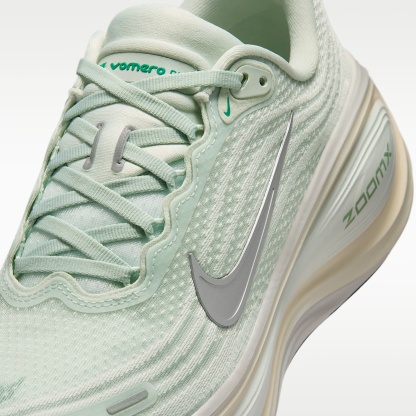 Nike Vomero Plus Straßenlaufschuh (Damen) – Light Silver/Barely Green/Sea Glass/Metallic Silver