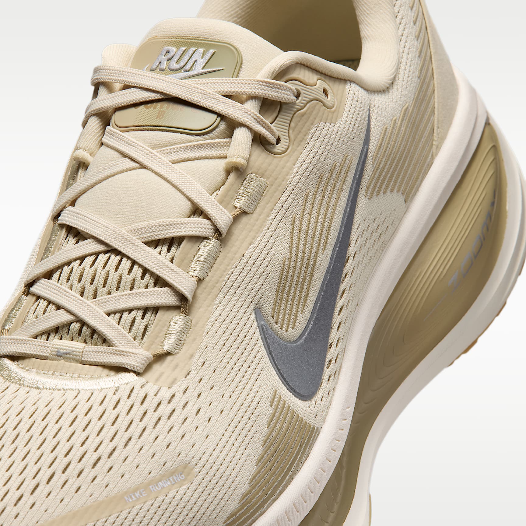 Nike Vomero 18 Straßenlaufschuh (Herren) – Light Khaki/Desert Khaki/Sail/Metallic Silver