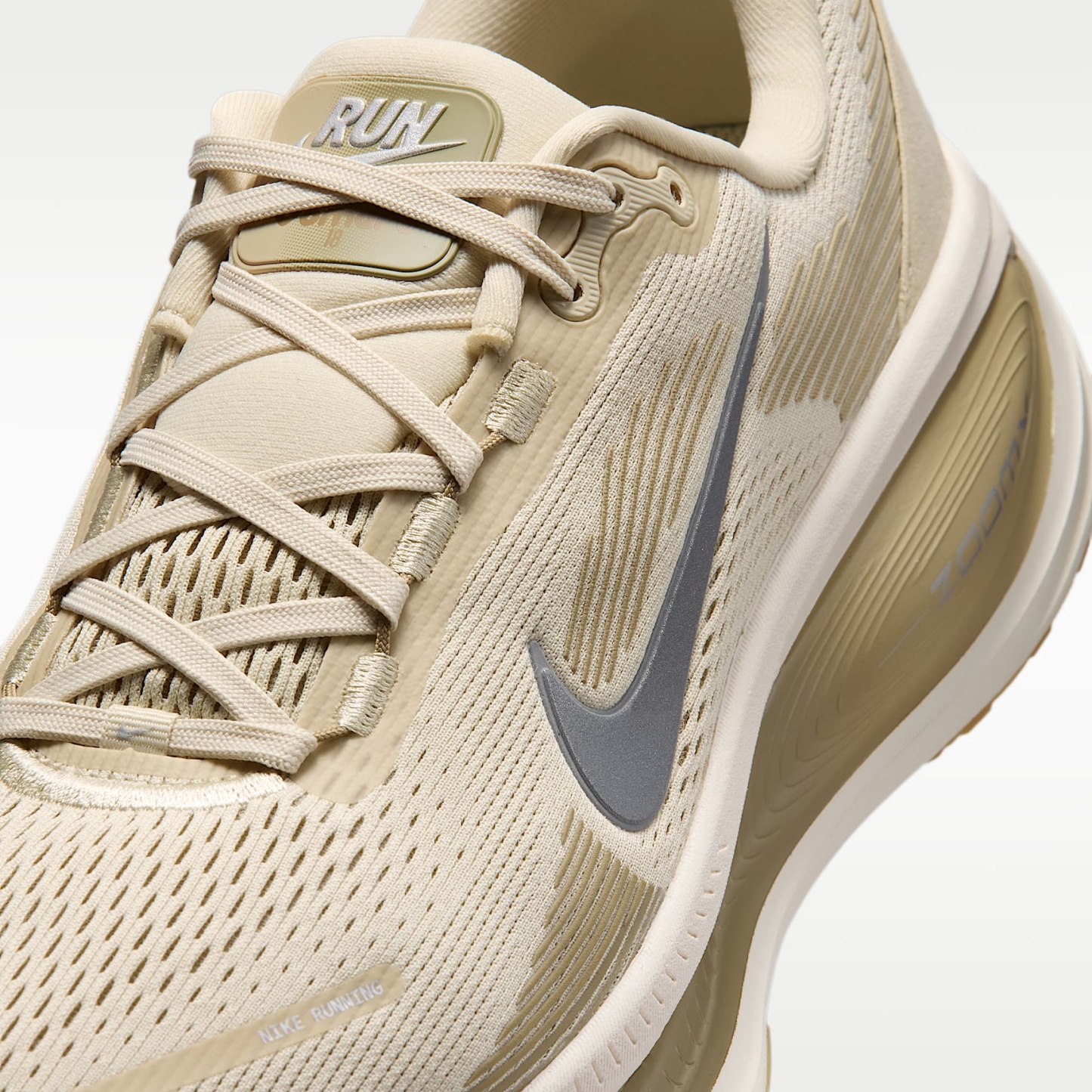 Nike Vomero 18 Straßenlaufschuh (Herren) – Light Khaki/Desert Khaki/Sail/Metallic Silver