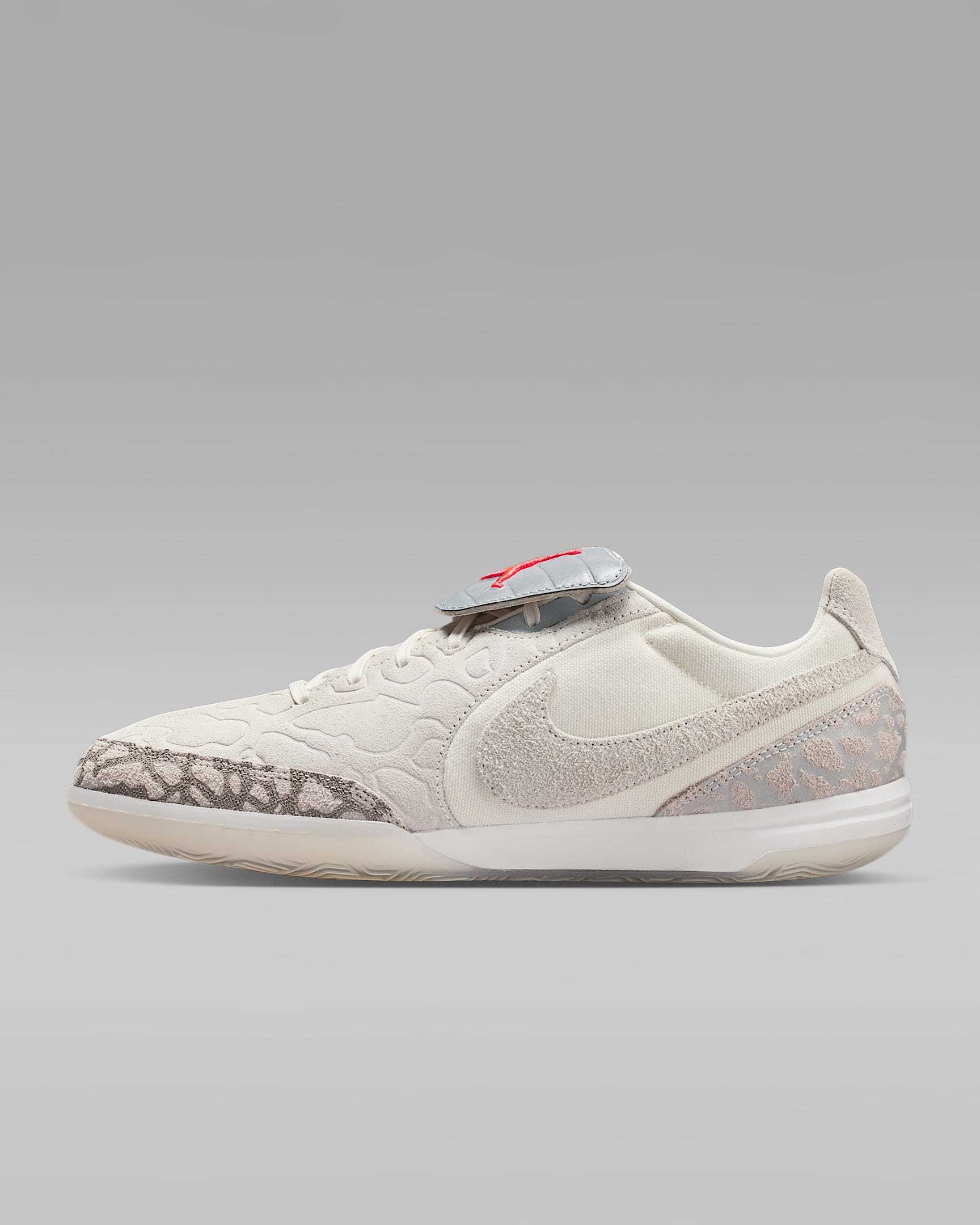 Jordan Tiempo Streetgato SE Low-Top-Fußballschuh für Hallen- und Hartplätze – Phantom/Infrared 23/Sail
