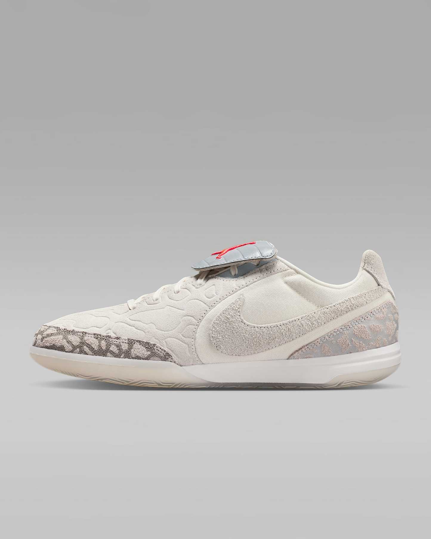 Jordan Tiempo Streetgato SE Low-Top-Fußballschuh für Hallen- und Hartplätze – Phantom/Infrared 23/Sail
