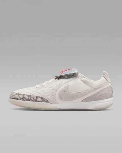 Jordan Tiempo Streetgato SE Low-Top-Fußballschuh für Hallen- und Hartplätze – Phantom/Infrared 23/Sail