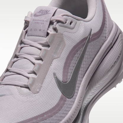 Nike Vomero 18 GORE-TEX Wasserdichter Straßenlaufschuh mit reflektierenden Designakzenten (Damen) – Vast Grey/Silver Lilac/Metallic Silver