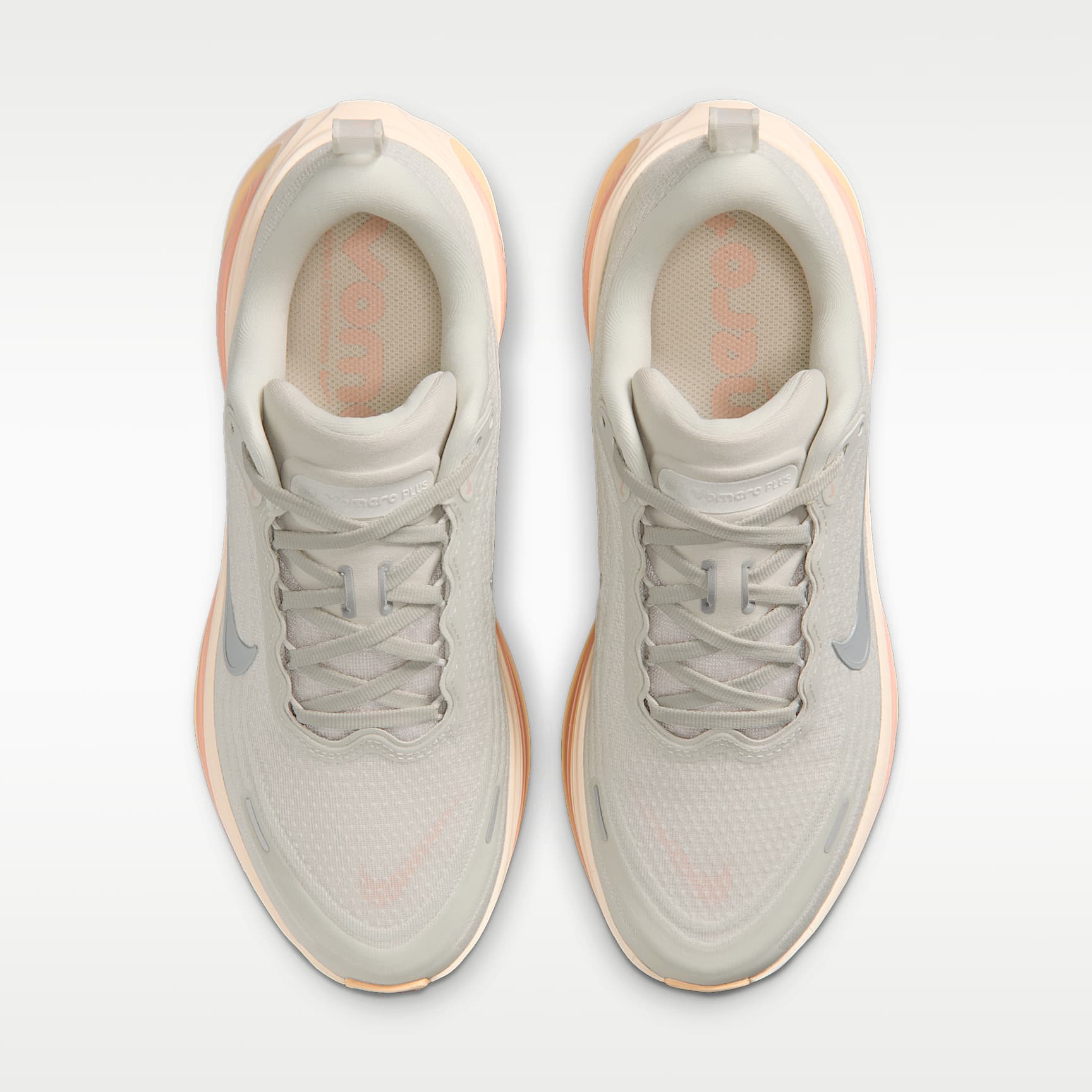 Nike Vomero Plus Straßenlaufschuh (Damen) – Light Bone/Arctic Orange/Ice Peach/Metallic Silver