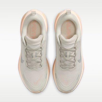 Nike Vomero Plus Straßenlaufschuh (Damen) – Light Bone/Arctic Orange/Ice Peach/Metallic Silver