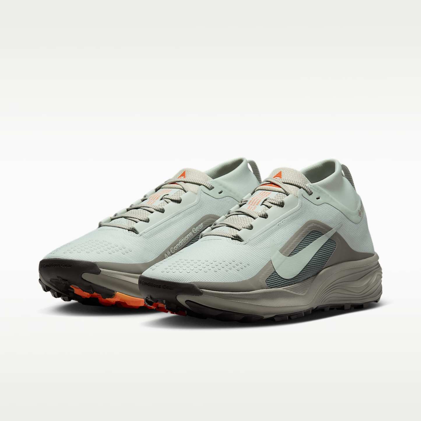 ACG Pegasus Trail GORE-TEX wasserdichter Traillaufschuh (Herren) – Light Silver/Light Army/Safety Orange/Light Silver