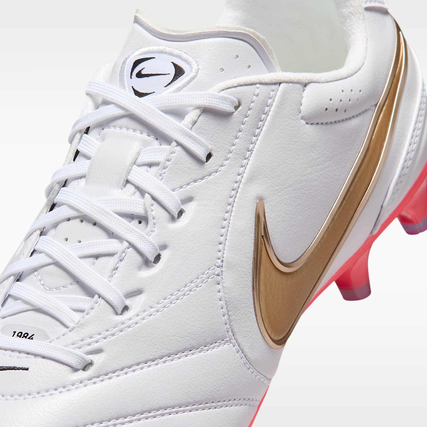 Nike Tiempo Ligera Pro Low-Top-Fußballschuh für normalen Rasen – Weiß/Bright Crimson/Blur