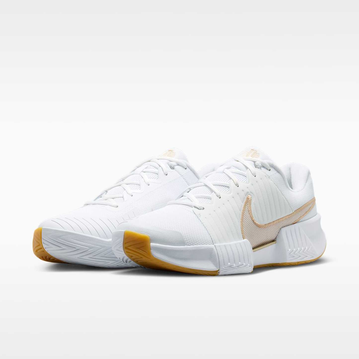 Nike GP Challenge Pro Herren-Tennisschuh für Hartplätze – Weiß/Summit White/Linen/Light Orewood Brown