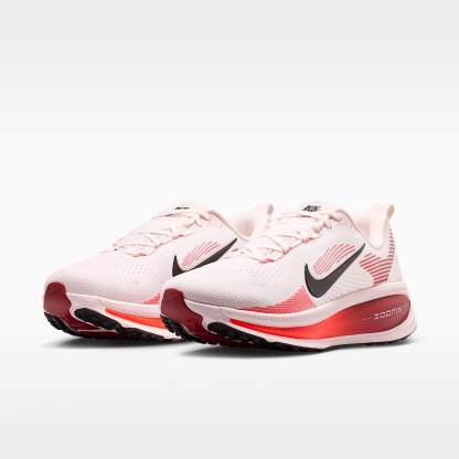 Nike Vomero 18 Straßenlaufschuh (Damen) – Pearl Pink/Team Crimson/Bright Crimson/Schwarz