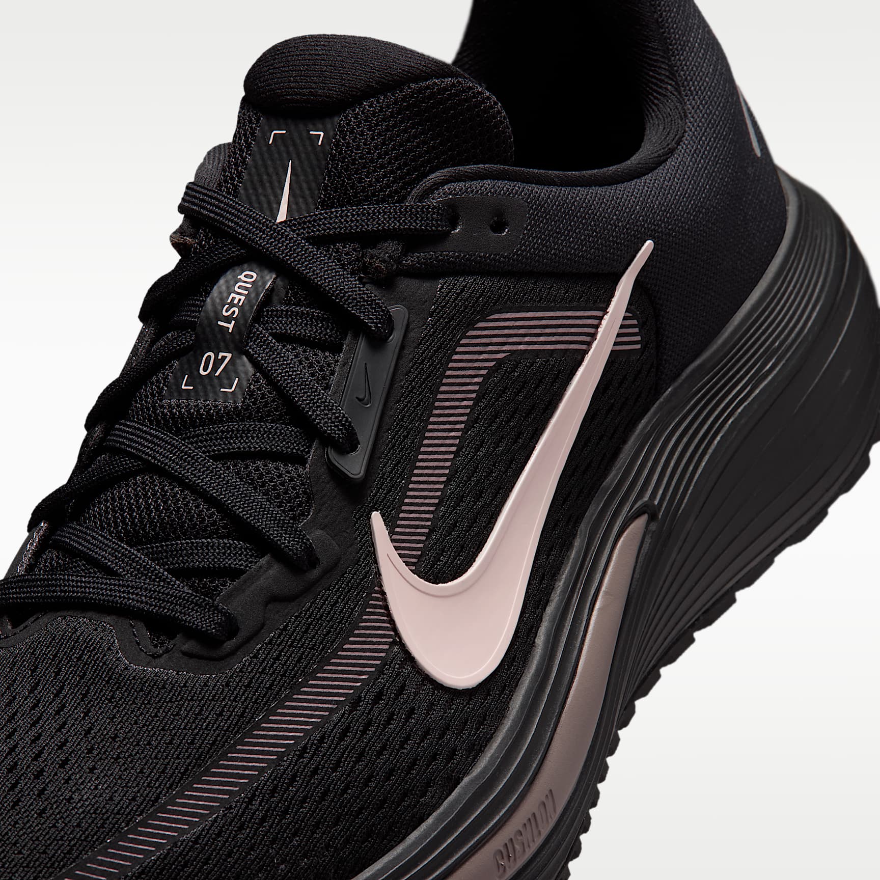 Nike Quest 7 Straßenlaufschuhe (Damen) – Schwarz/Taupe Haze/Silt Red