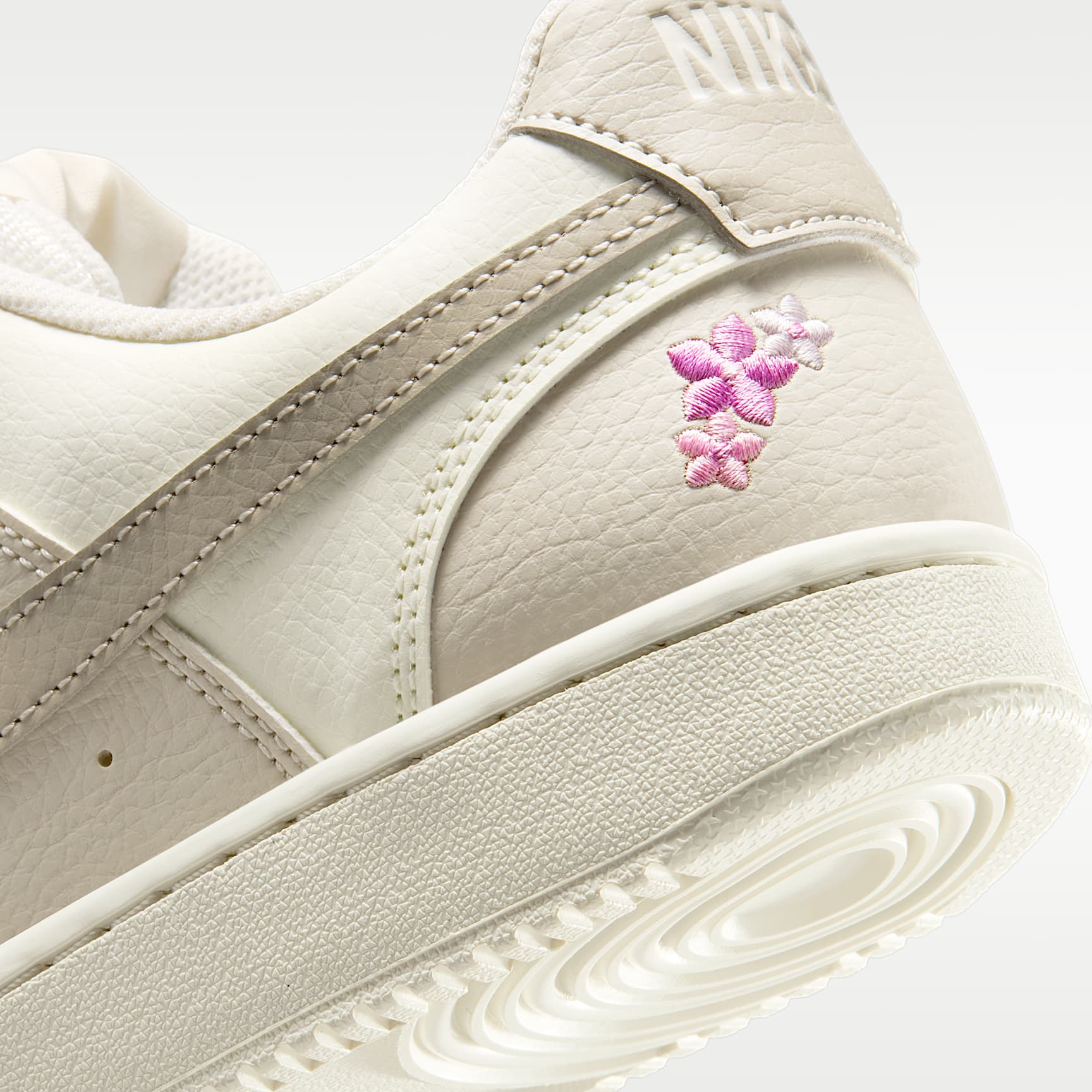 Nike Court Vision Low SE "Stitched Floral" Schuh (Damen) – Sail/Light Orewood Brown/Cream II