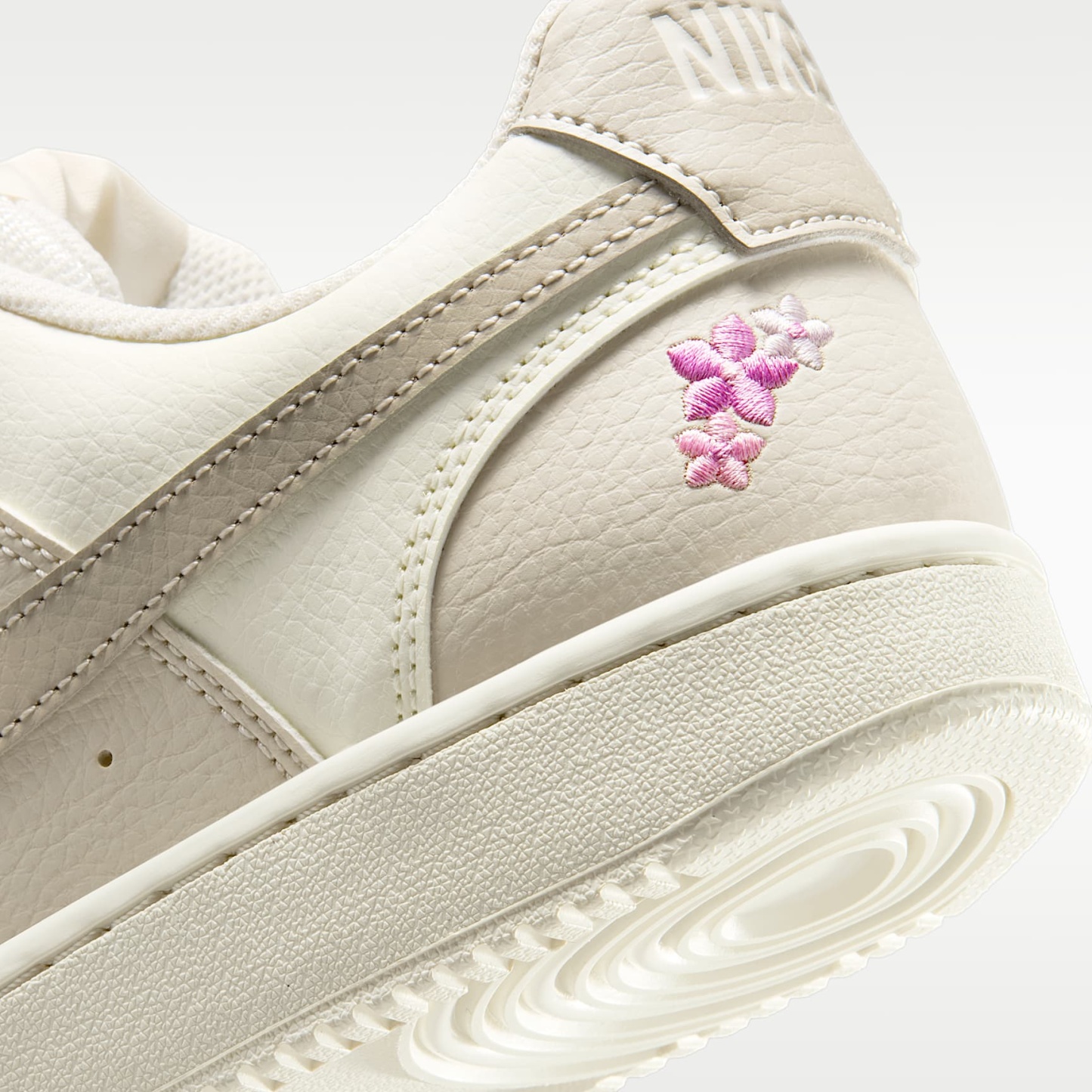 Nike Court Vision Low SE "Stitched Floral" Schuh (Damen) – Sail/Light Orewood Brown/Cream II