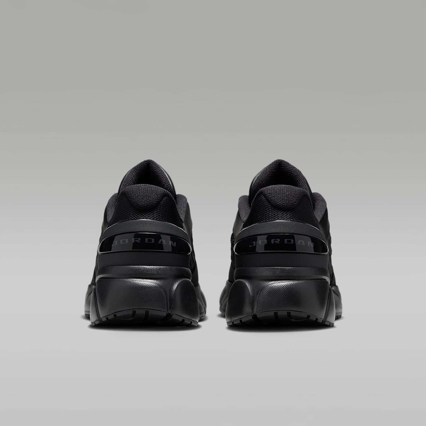 Jordan Trunner Flow Schuhe (Herren) – Schwarz/Dark Smoke Grey