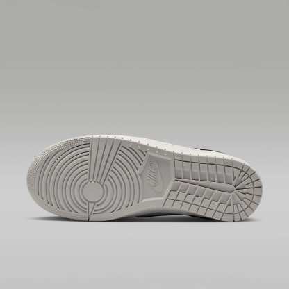 Air Jordan Skyline Low Damenschuh – Swan/Schwarz/Metallic Gold