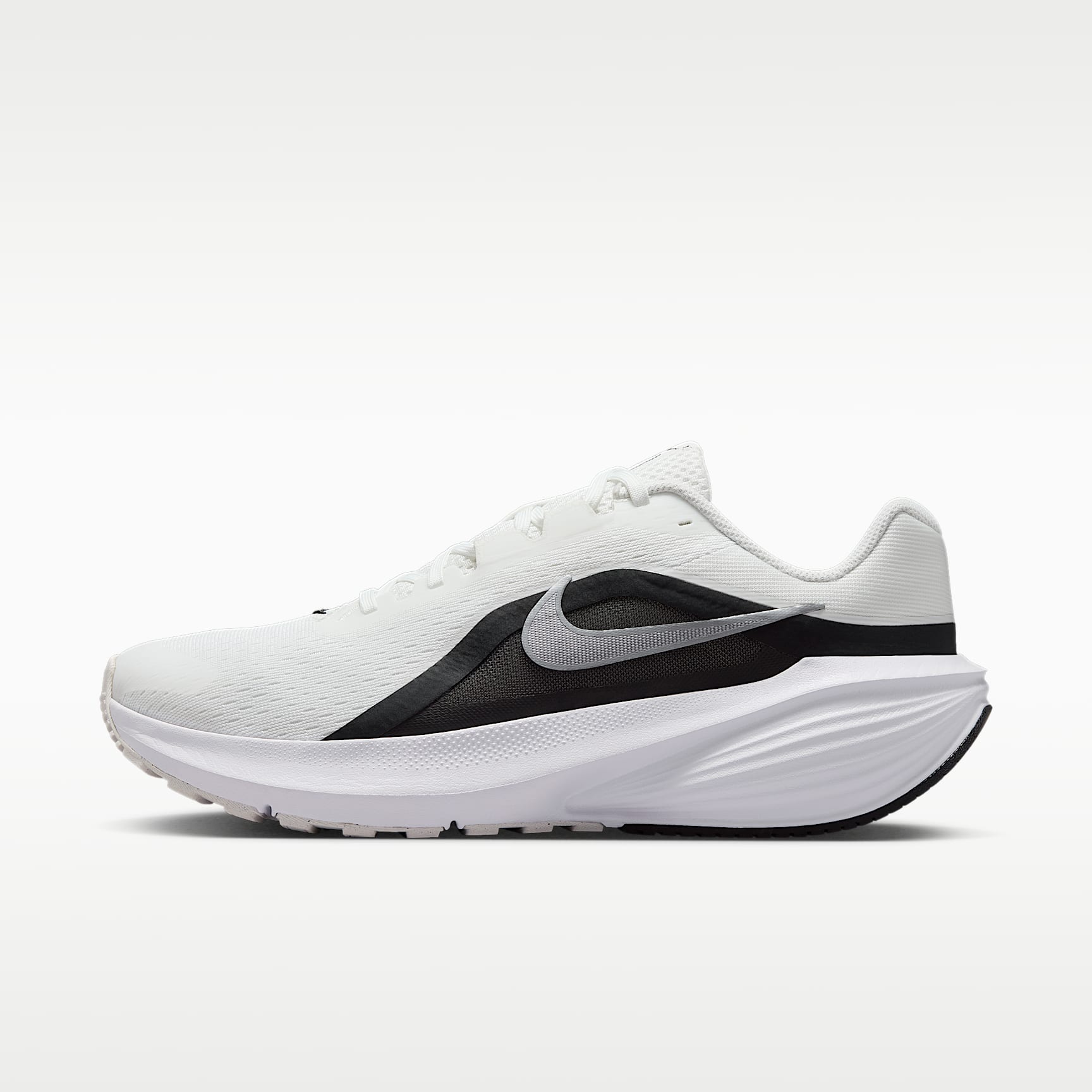 Nike Downshifter 14 Straßenlaufschuh (Herren) – Summit White/Schwarz/Weiß/Metallic Silver