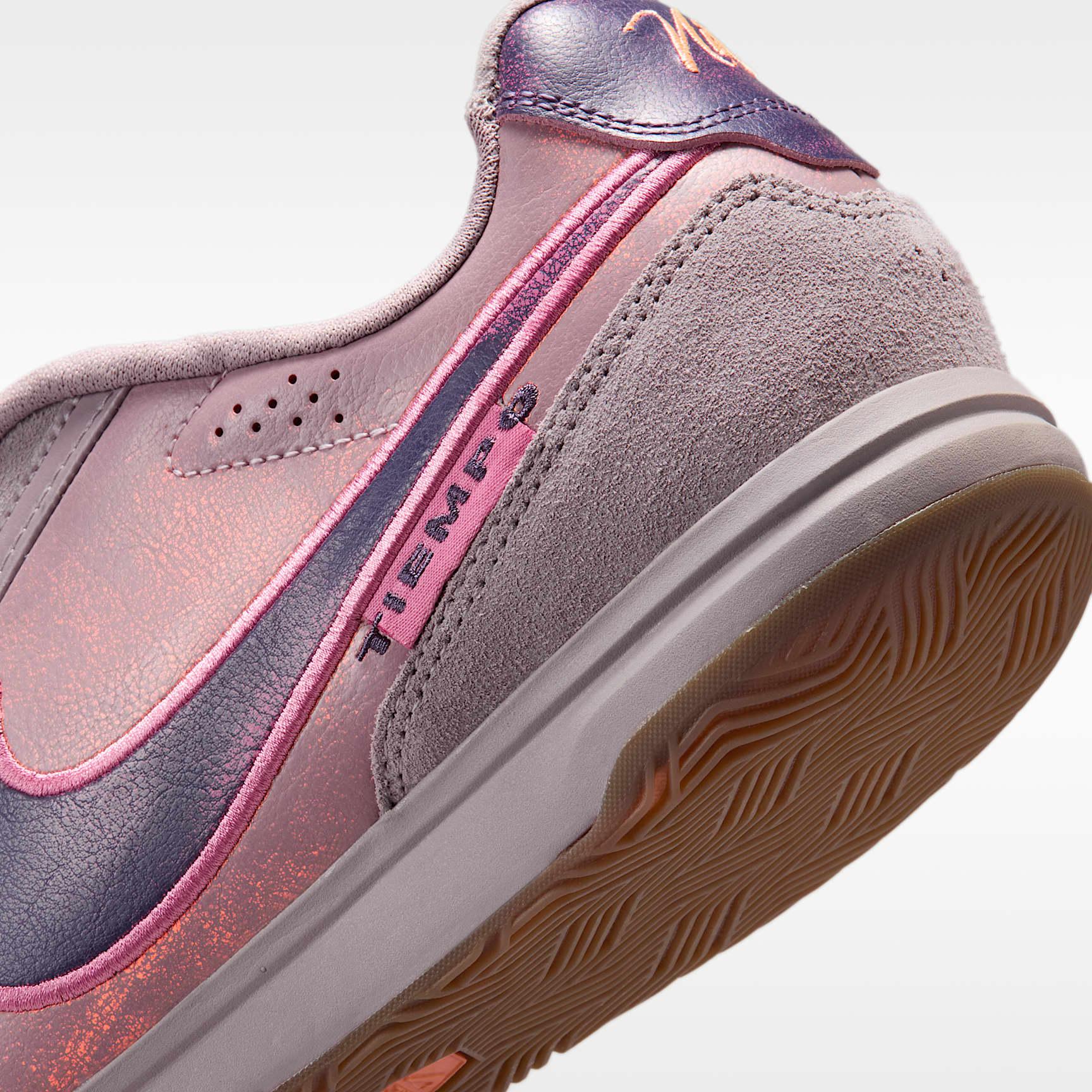 Nike Tiempo Streetgato PRM Low-Top-Fußballschuh für Hallen- und Hartplätze – Light Violet Ore/Gum Dark Brown/Peony