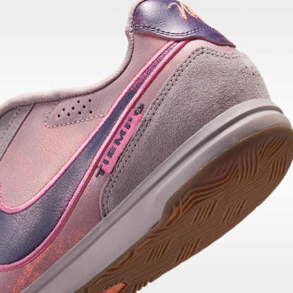 Nike Tiempo Streetgato PRM Low-Top-Fußballschuh für Hallen- und Hartplätze – Light Violet Ore/Gum Dark Brown/Peony