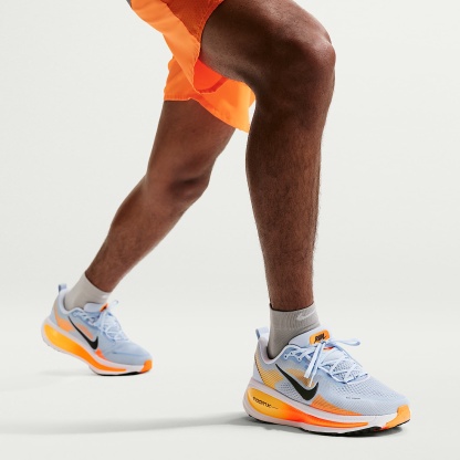 Nike Vomero 18 Straßenlaufschuh (Herren) – Hydrogen Blue/Laser Orange/Total Orange/Schwarz
