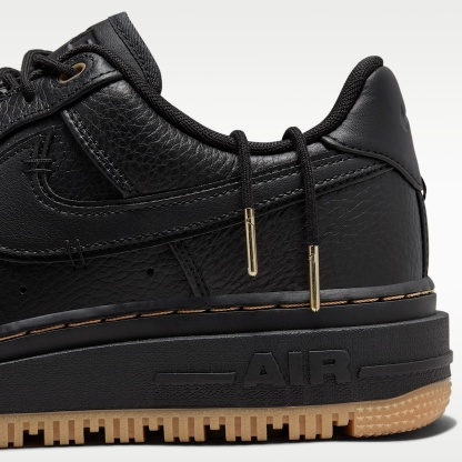 Nike Air Force 1 Luxe Herrenschuh – Schwarz/Bucktan/Gum Yellow/Schwarz