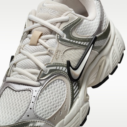 Nike V5 RNR Schuh mit reflektierenden Akzenten (Damen) – Summit White/Sail/Schwarz/Light Orewood Brown