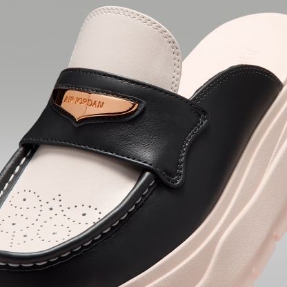 Air Jordan Mule SE Mules (Damen) – Off Noir/Chalk/Metallic Gold