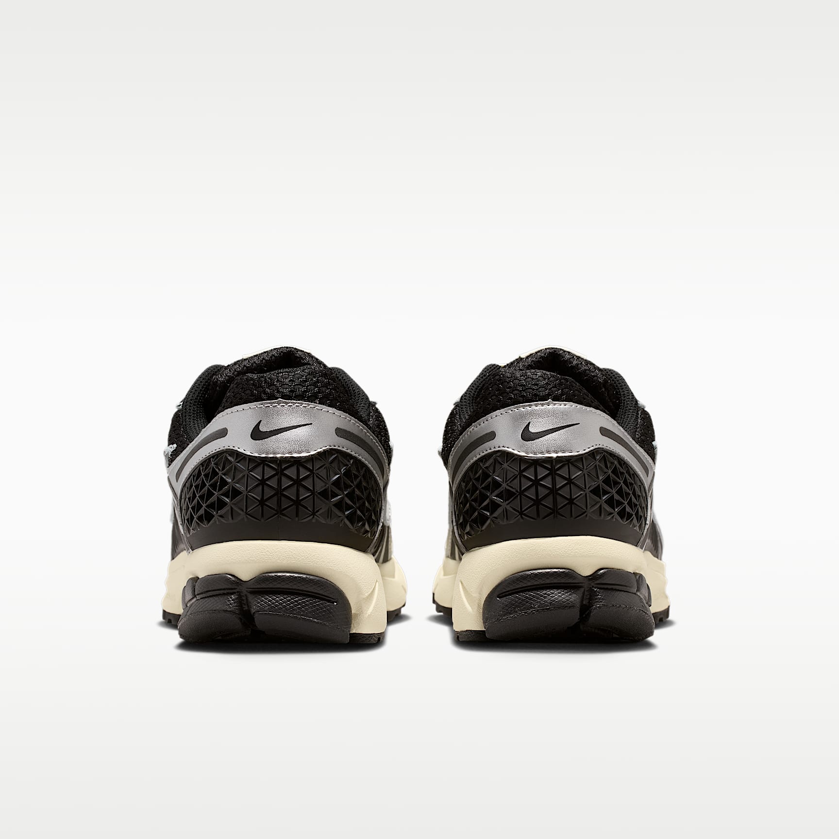 Nike Zoom Vomero 5 Schuh (Herren) – Schwarz/Metallic Silver/Coconut Milk/Chrome