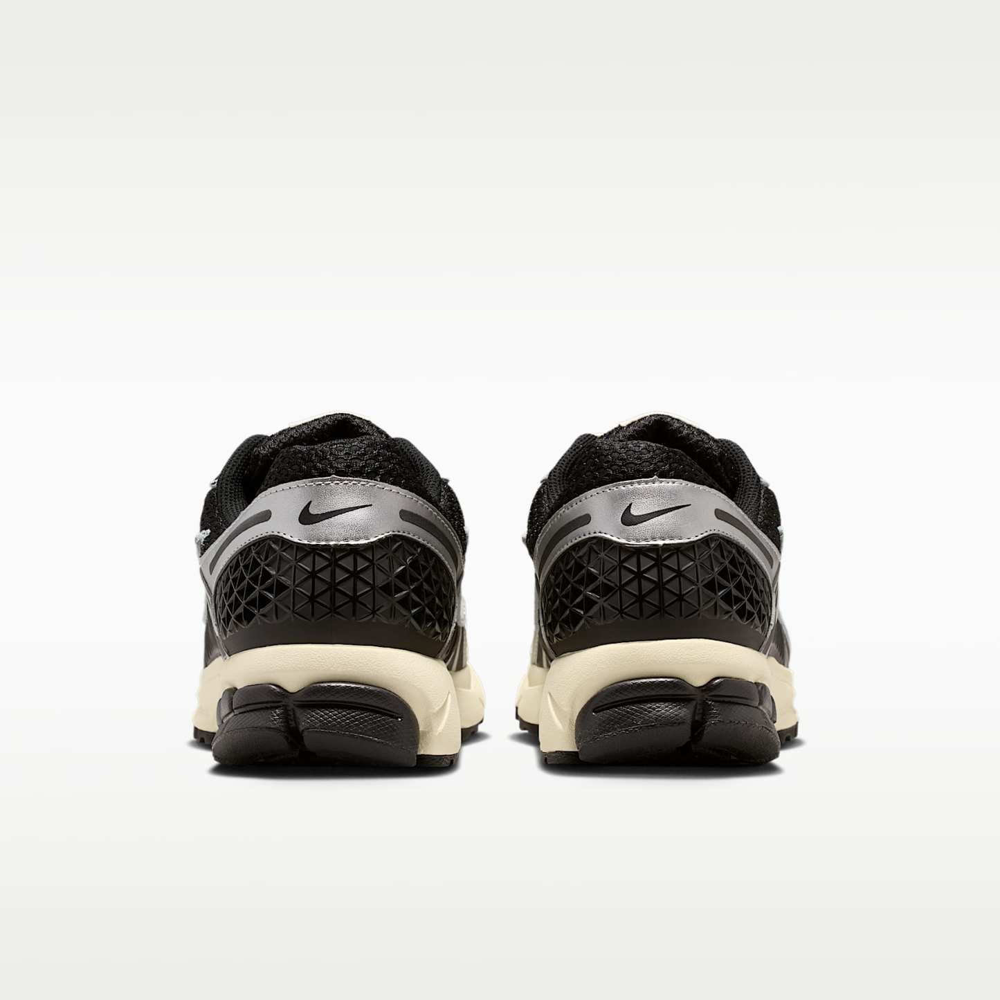 Nike Zoom Vomero 5 Schuh (Herren) – Schwarz/Metallic Silver/Coconut Milk/Chrome