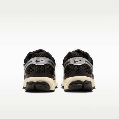 Nike Zoom Vomero 5 Schuh (Herren) – Schwarz/Metallic Silver/Coconut Milk/Chrome