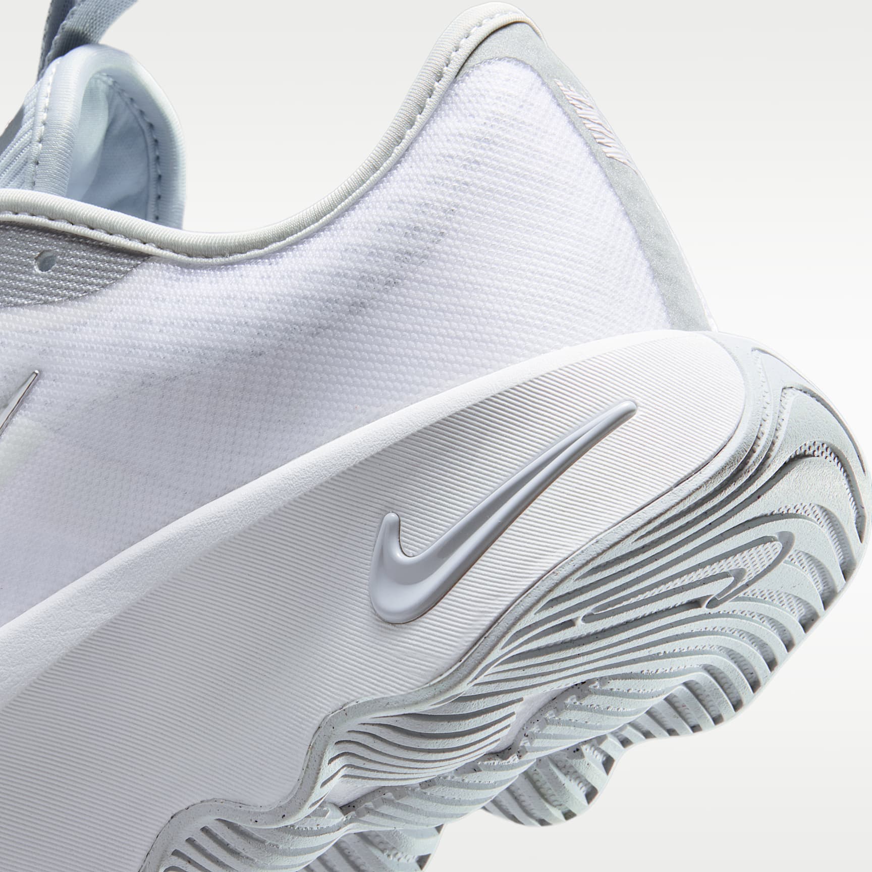 Nike Motiva 2 Walking-Schuhe (Damen) – Weiß/Pure Platinum/Metallic Silver