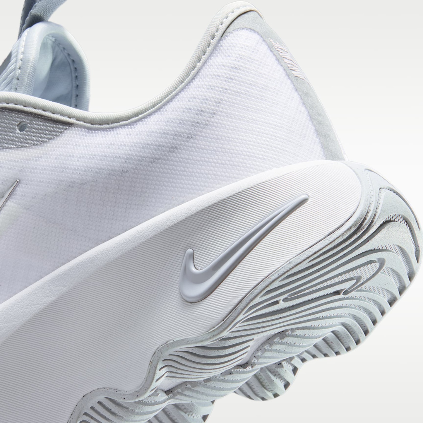 Nike Motiva 2 Walking-Schuhe (Damen) – Weiß/Pure Platinum/Metallic Silver