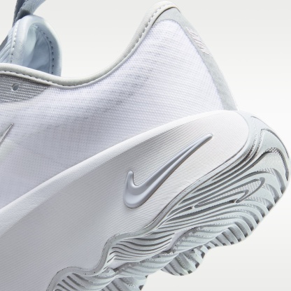 Nike Motiva 2 Walking-Schuhe (Damen) – Weiß/Pure Platinum/Metallic Silver