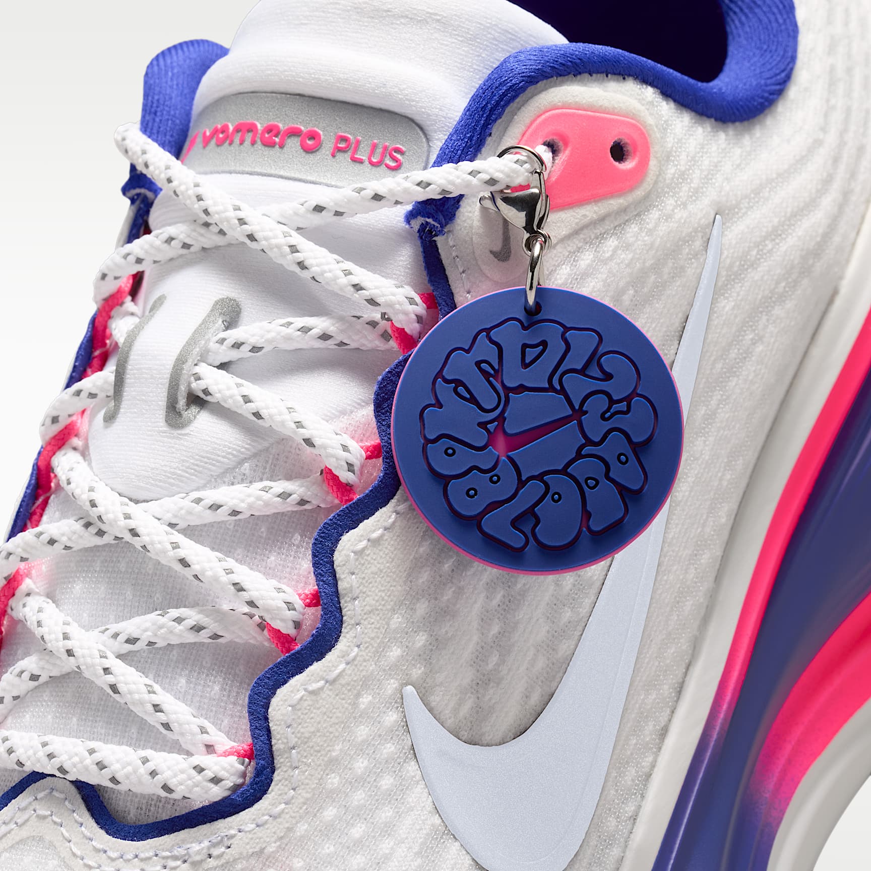 Vomero Plus SE Straßenlaufschuh (Damen) – Weiß/Concord/Hyper Pink/Metallic Silver
