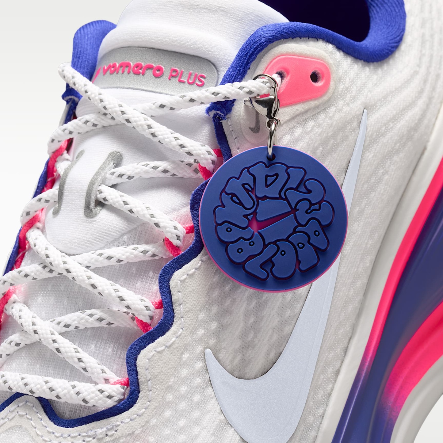Vomero Plus SE Straßenlaufschuh (Damen) – Weiß/Concord/Hyper Pink/Metallic Silver