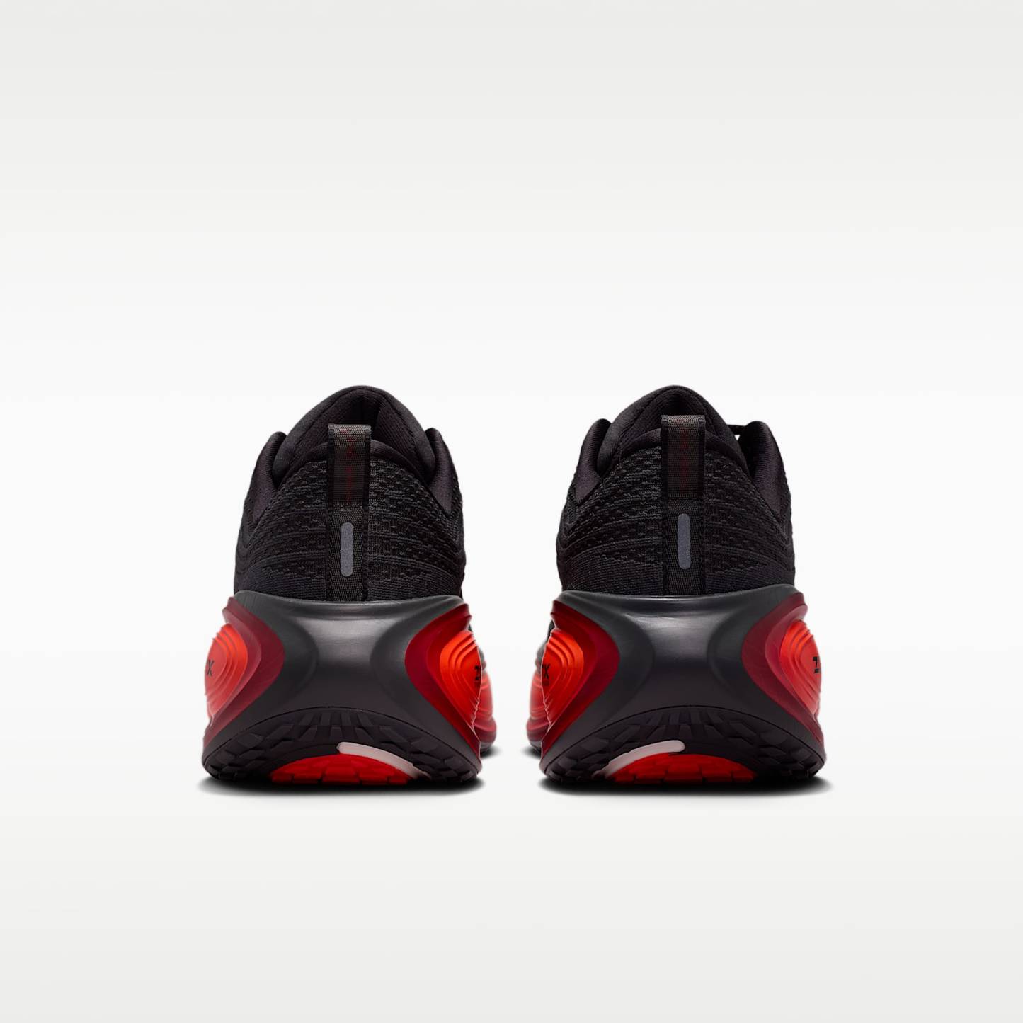 Nike Vomero Plus Straßenlaufschuh (Herren) – Anthracite/Bright Crimson/University Red/Schwarz