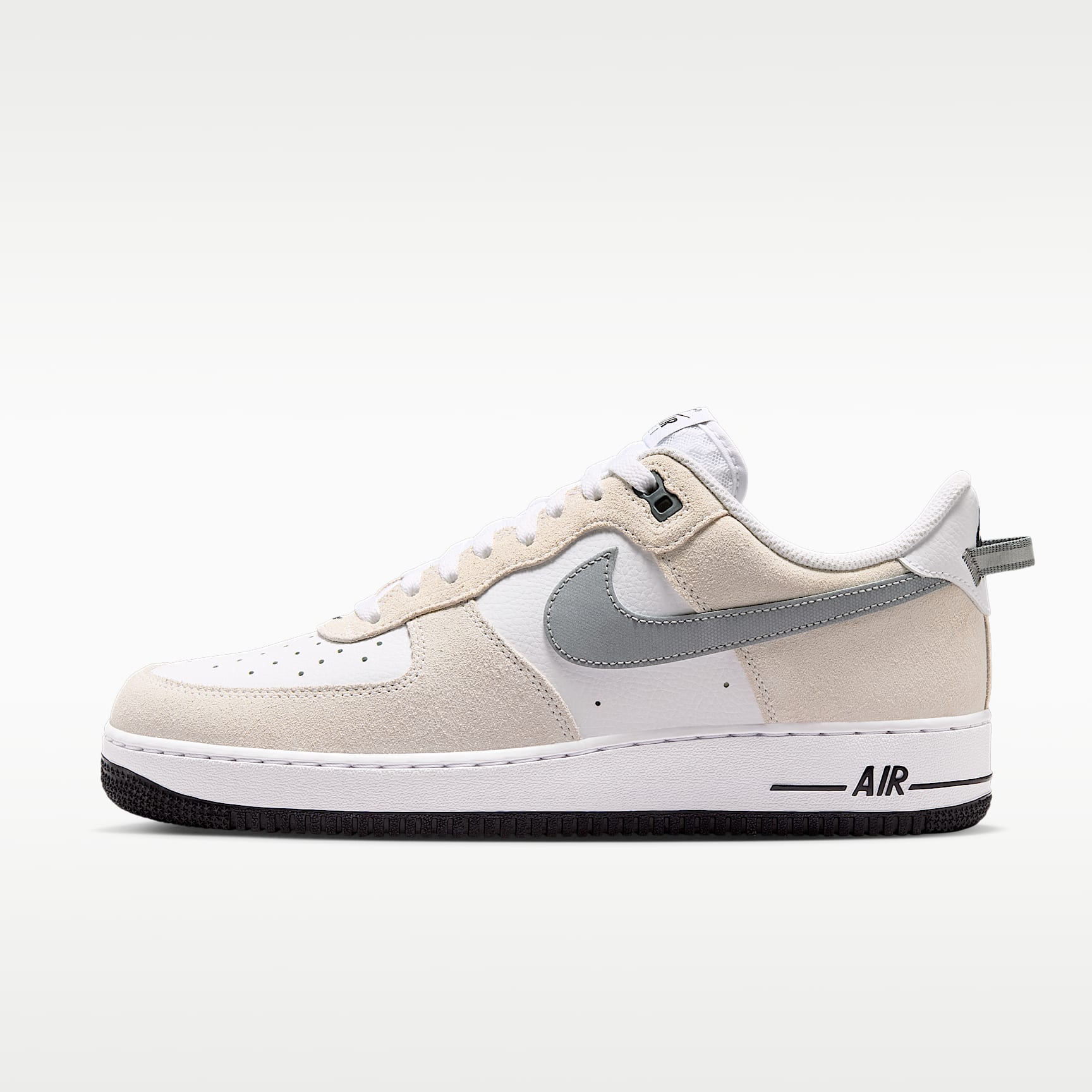Nike Air Force 1 '07 LV8 Schuh (Herren) – Weiß/Schwarz/Cool Grey/Metallic Cool Grey