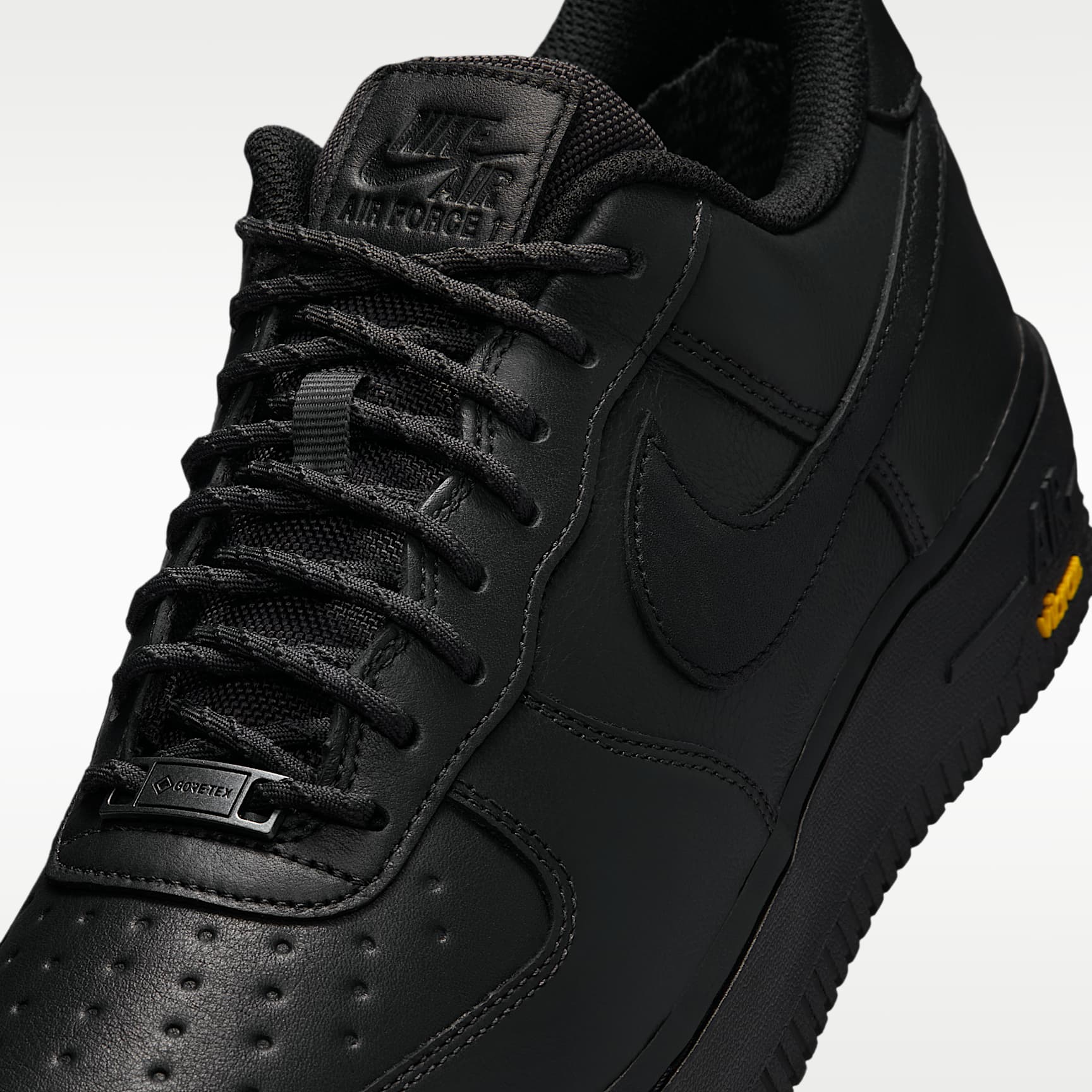 Air Force 1 GORE-TEX Vibram Schuh (Herren) – Off Noir/Speed Yellow/Schwarz