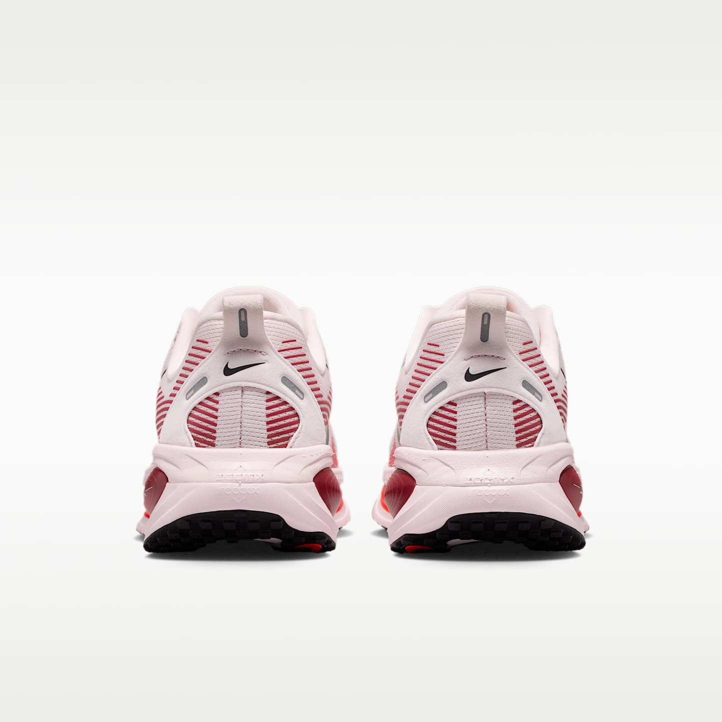 Nike Vomero 18 Straßenlaufschuh (Damen) – Pearl Pink/Team Crimson/Bright Crimson/Schwarz