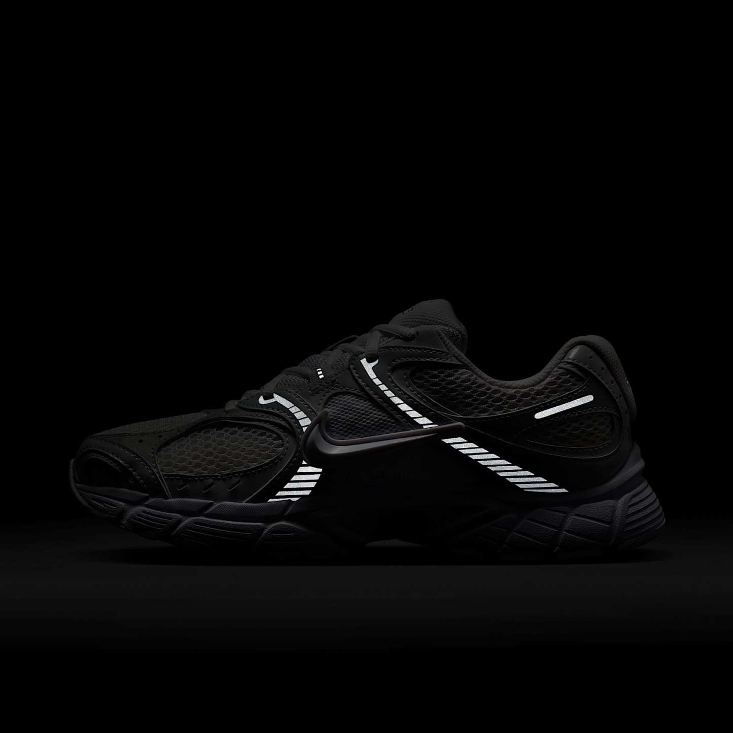 Nike V5 RNR Schuh mit reflektierenden Akzenten (Damen) – Weiß/Schwarz/Metallic Silver/Weiß